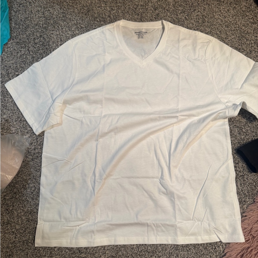 Amazon Essentials Men's White Short Sleeve Tee